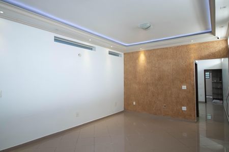 Casa à venda com 298m², 3 quartos e 2 vagas Casa à venda com 298m², 3 quartos e 2 vagasSala