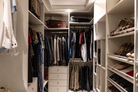 Casa para alugar com 400m², 4 quartos e 3 vagas Casa para alugar com 400m², 4 quartos e 3 vagasCloset da suíte 1