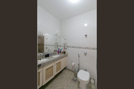 Casa à venda com 346m², 5 quartos e 4 vagasBanheiro 2