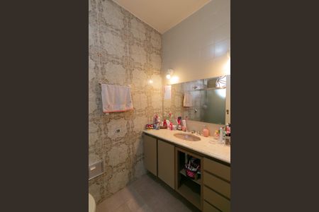 Casa à venda com 346m², 5 quartos e 4 vagasBanheiro da Suíte 2