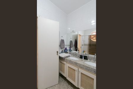 Casa à venda com 346m², 5 quartos e 4 vagasBanheiro 2