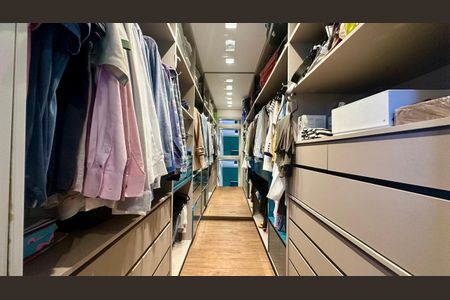 Apartamento à venda com 150m², 4 quartos e 3 vagas Apartamento à venda com 150m², 4 quartos e 3 vagasCloset Suíte 1