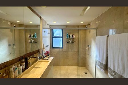 Apartamento à venda com 150m², 4 quartos e 3 vagas Apartamento à venda com 150m², 4 quartos e 3 vagasBanheiro da Suíte 1