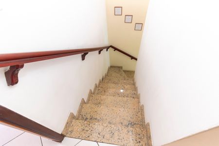 Casa à venda com 111m², 2 quartos e 5 vagas Casa à venda com 111m², 2 quartos e 5 vagasEscada