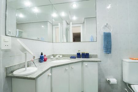 Apartamento à venda com 144m², 3 quartos e 3 vagas Apartamento à venda com 144m², 3 quartos e 3 vagasBanheiro da Suíte 1