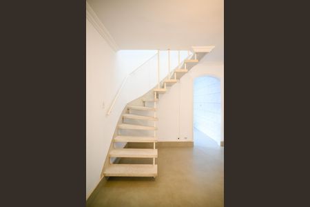 Casa à venda com 110m², 2 quartos e 2 vagas Casa à venda com 110m², 2 quartos e 2 vagasEscada p/ Dormitórios