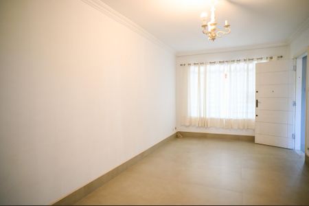 Casa à venda com 110m², 2 quartos e 2 vagas Casa à venda com 110m², 2 quartos e 2 vagasSala