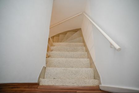 Casa à venda com 110m², 2 quartos e 2 vagas Casa à venda com 110m², 2 quartos e 2 vagasEscada p/ Dormitórios