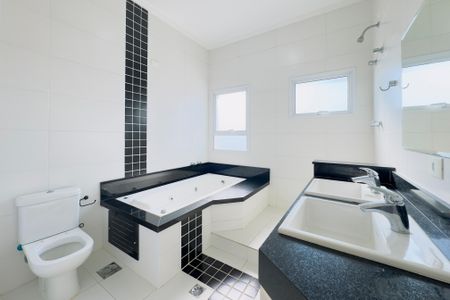 Casa de condomínio para alugar com 240m², 4 quartos e 4 vagasBanheiro da Suíte 1