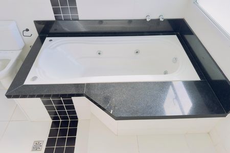 Casa de condomínio para alugar com 240m², 4 quartos e 4 vagasBanheiro da Suíte 1