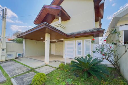 Casa de condomínio para alugar com 240m², 4 quartos e 4 vagasFachada