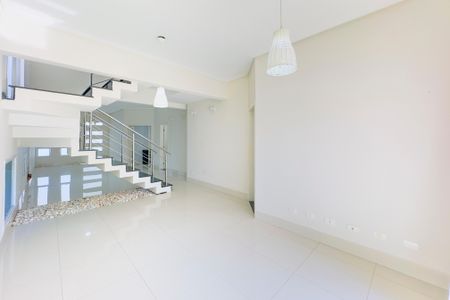 Casa de condomínio para alugar com 240m², 4 quartos e 4 vagasSala