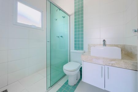 Casa de condomínio para alugar com 240m², 4 quartos e 4 vagasBanheiro da Suíte 2