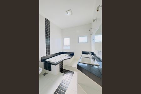 Casa de condomínio para alugar com 240m², 4 quartos e 4 vagasBanheiro da Suíte 1