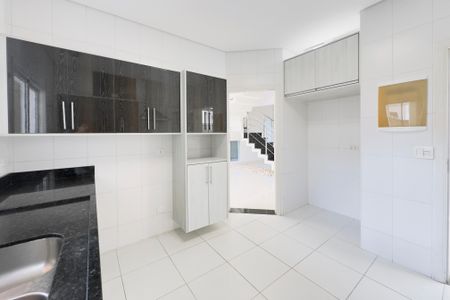 Casa de condomínio para alugar com 240m², 4 quartos e 4 vagasCozinha e Área de Serviço