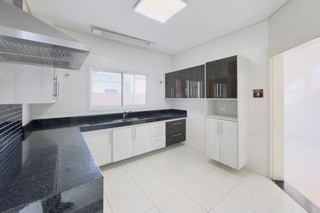 Casa de condomínio para alugar com 240m², 4 quartos e 4 vagasCozinha e Área de Serviço