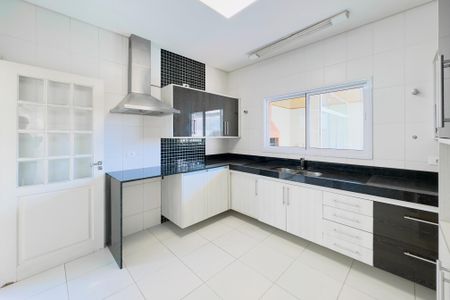 Casa de condomínio para alugar com 240m², 4 quartos e 4 vagasCozinha e Área de Serviço