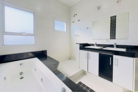 Casa de condomínio para alugar com 240m², 4 quartos e 4 vagasBanheiro da Suíte 1