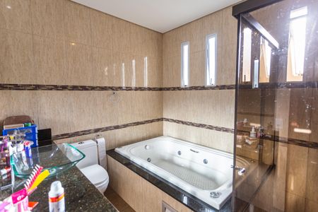 Casa à venda com 320m², 4 quartos e 6 vagasBanheiro da Suíte