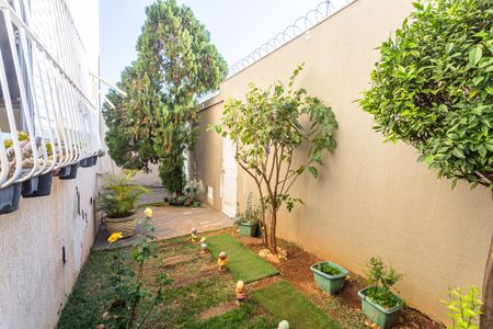 Casa à venda com 320m², 4 quartos e 6 vagasEntrada/Jardim