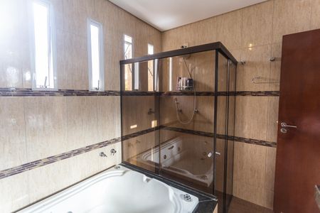 Casa à venda com 320m², 4 quartos e 6 vagasBanheiro da Suíte