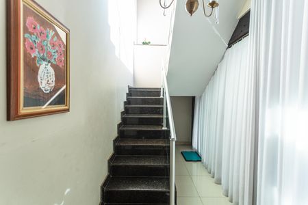 Casa à venda com 320m², 4 quartos e 6 vagasEscada de Acesso ao 2° Andar