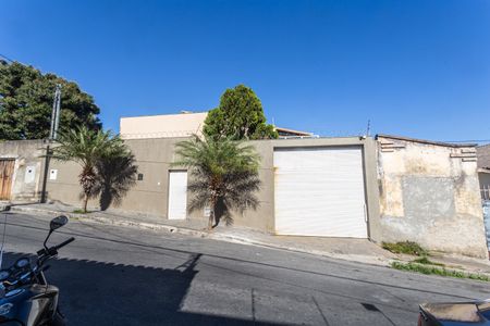 Casa à venda com 320m², 4 quartos e 6 vagasFachada