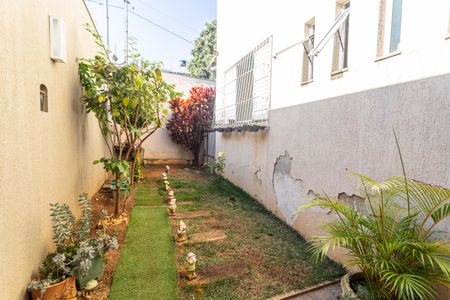 Casa à venda com 320m², 4 quartos e 6 vagasEntrada/Jardim