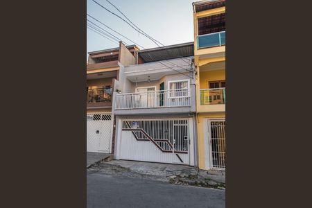 Casa à venda com 179m², 3 quartos e 2 vagas Casa à venda com 179m², 3 quartos e 2 vagasFachada
