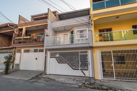 Casa à venda com 179m², 3 quartos e 2 vagas Casa à venda com 179m², 3 quartos e 2 vagasFachada