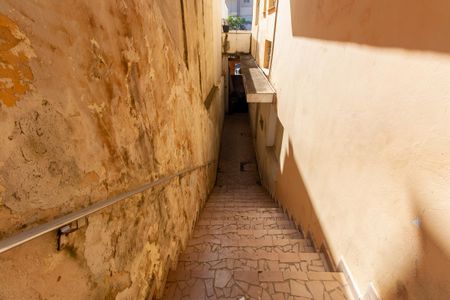 Casa à venda com 220m², 2 quartos e 4 vagasEscada de acesso