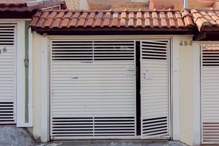 Casa à venda com 150m², 2 quartos e 2 vagas Casa à venda com 150m², 2 quartos e 2 vagasFachada