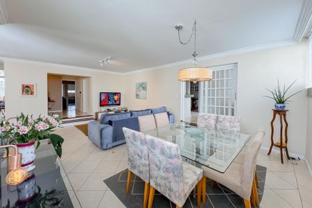 Apartamento para alugar com 200m², 3 quartos e 1 vaga Apartamento para alugar com 200m², 3 quartos e 1 vagaSala