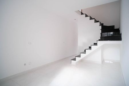 Casa à venda com 79m², 2 quartos e 2 vagasSala