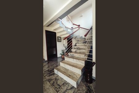 Casa à venda com 1850m², 2 quartos e 4 vagas Casa à venda com 1850m², 2 quartos e 4 vagasEscada