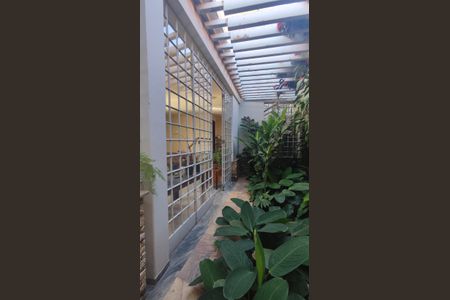 Casa à venda com 1850m², 2 quartos e 4 vagas Casa à venda com 1850m², 2 quartos e 4 vagasÁrea comum - Jardim