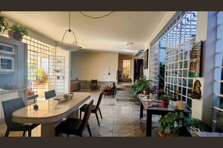 Casa à venda com 1850m², 2 quartos e 4 vagas Casa à venda com 1850m², 2 quartos e 4 vagasSala/Cozinha