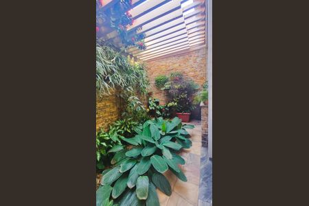 Casa à venda com 1850m², 2 quartos e 4 vagas Casa à venda com 1850m², 2 quartos e 4 vagasÁrea comum - Jardim