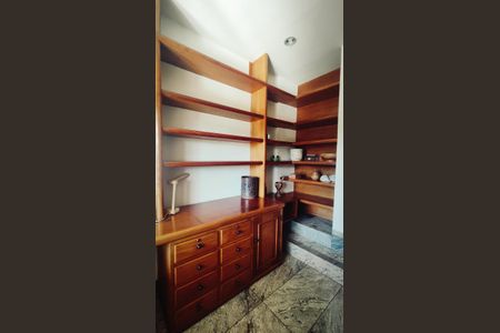 Casa à venda com 1850m², 2 quartos e 4 vagas Casa à venda com 1850m², 2 quartos e 4 vagasEscritório