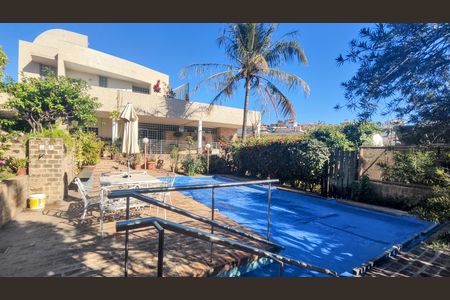 Casa à venda com 1850m², 2 quartos e 4 vagas Casa à venda com 1850m², 2 quartos e 4 vagasÁrea comum - Piscina