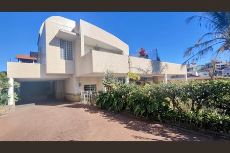 Casa à venda com 1850m², 2 quartos e 4 vagas Casa à venda com 1850m², 2 quartos e 4 vagasFachada