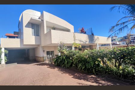 Casa à venda com 1850m², 2 quartos e 4 vagas Casa à venda com 1850m², 2 quartos e 4 vagasFachada