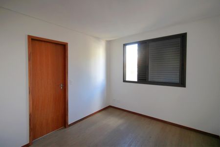 Apartamento à venda com 135m², 4 quartos e 3 vagasQuarto 2