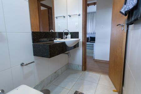 Casa de condomínio à venda com 268m², 3 quartos e 2 vagasBanheiro Social