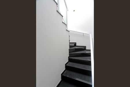 Casa à venda com 110m², 3 quartos e 2 vagas Casa à venda com 110m², 3 quartos e 2 vagasEscada