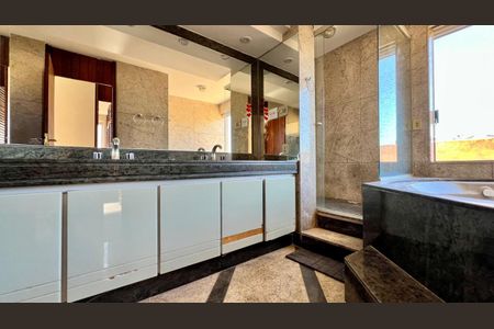 Apartamento à venda com 380m², 5 quartos e 3 vagasBanheiro do Quarto 4