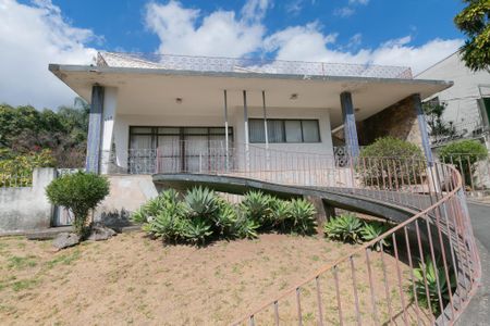 Casa à venda com 1000m², 5 quartos e 8 vagas Casa à venda com 1000m², 5 quartos e 8 vagasFachada