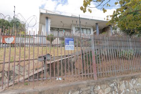 Casa à venda com 1000m², 5 quartos e 8 vagas Casa à venda com 1000m², 5 quartos e 8 vagasFachada