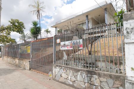 Casa à venda com 1000m², 5 quartos e 8 vagas Casa à venda com 1000m², 5 quartos e 8 vagasFachada