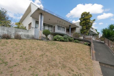 Casa à venda com 1000m², 5 quartos e 8 vagas Casa à venda com 1000m², 5 quartos e 8 vagasFachada